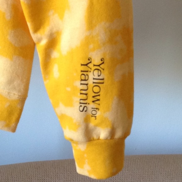 🌟⚫️🌟 BFFs & Babes -Yellow for Yiannis Sweatshirt - Picture 3 of 6